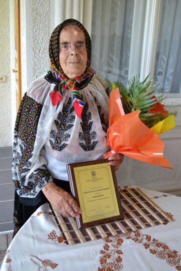 O femeie din Comănești, aniversată la un secol de viață