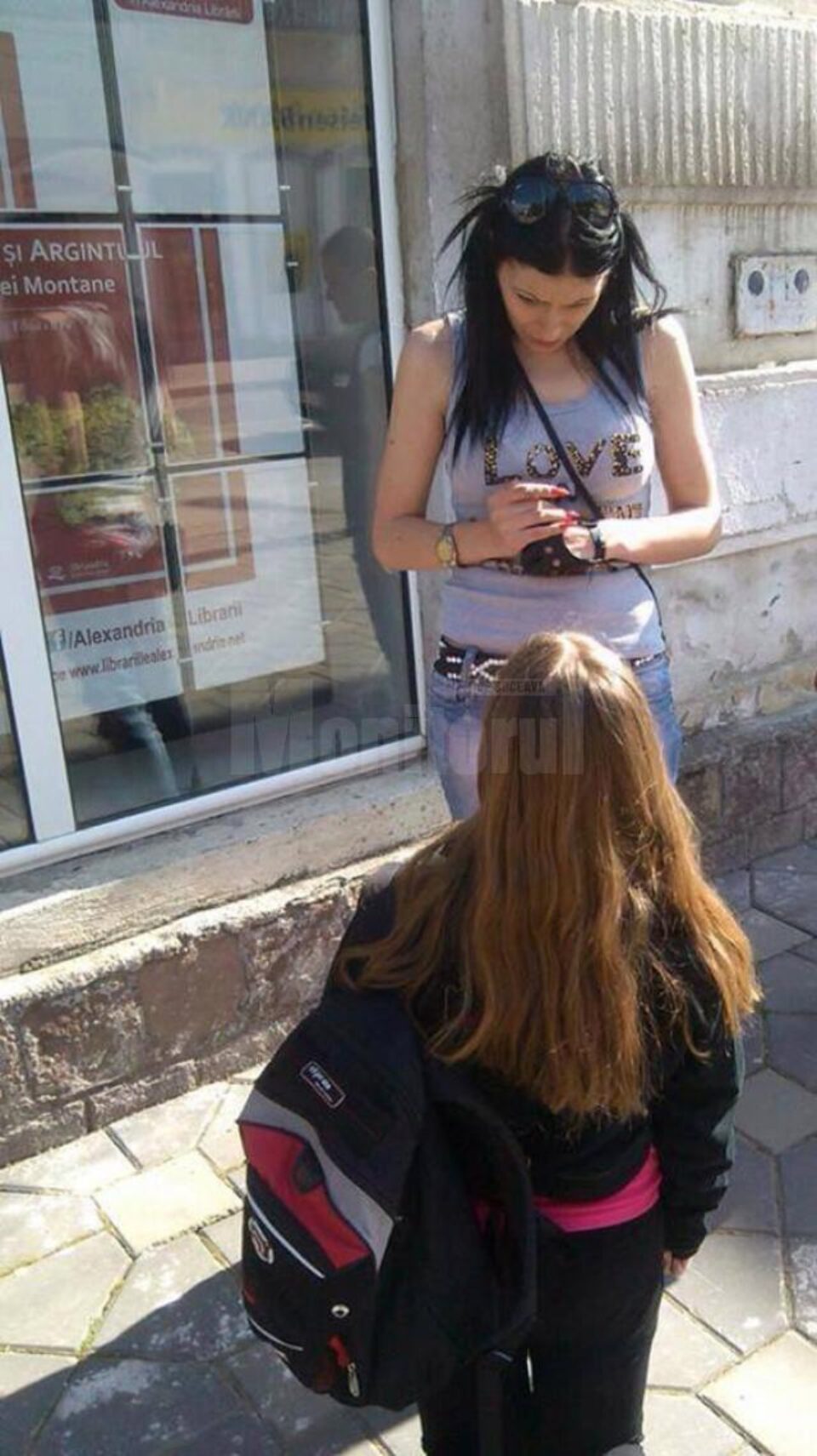 În plină stradă, în centrul municipiului Vatra Dornei, Lavinia Racz a forțat-o pe adolescentă să îngenuncheze În plină stradă, în centrul municipiului Vatra Dornei, Lavinia Racz a forțat-o pe adolescentă să îngenuncheze