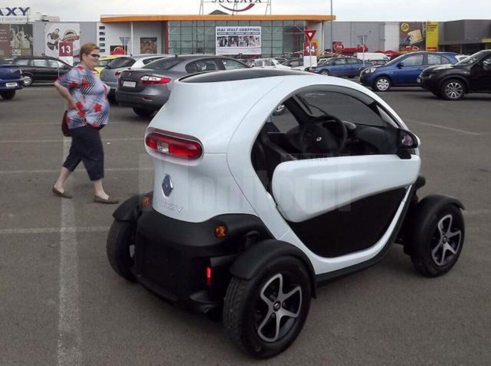 Mașinile electrice și hibride, vedetele expoziției auto din parcarea Shopping City Suceava