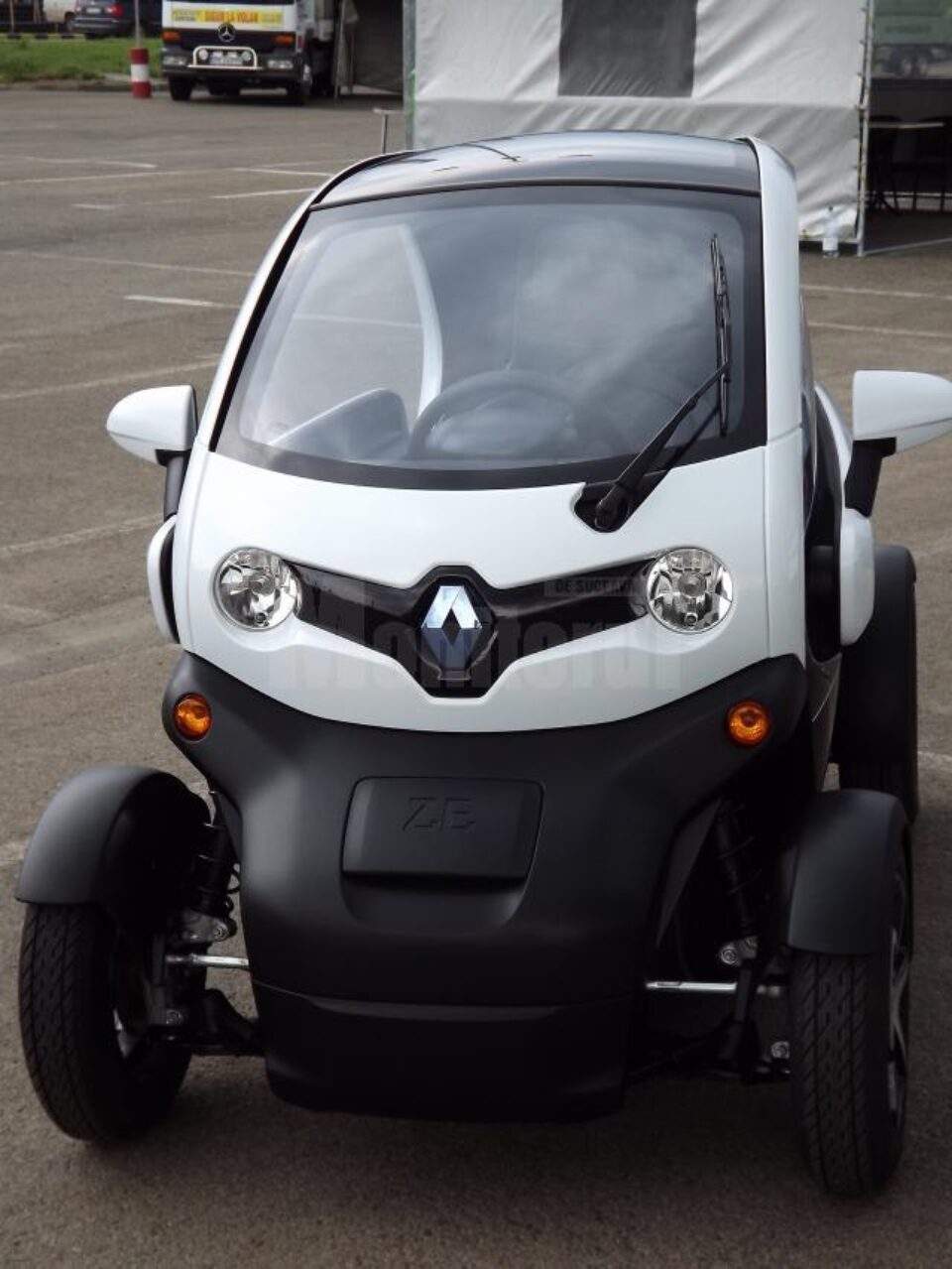 Micuțul Renault Twizzy, considerat de specialiști cea mai ieftină mașină electrică, a atras atenția tuturor vizitatorilor