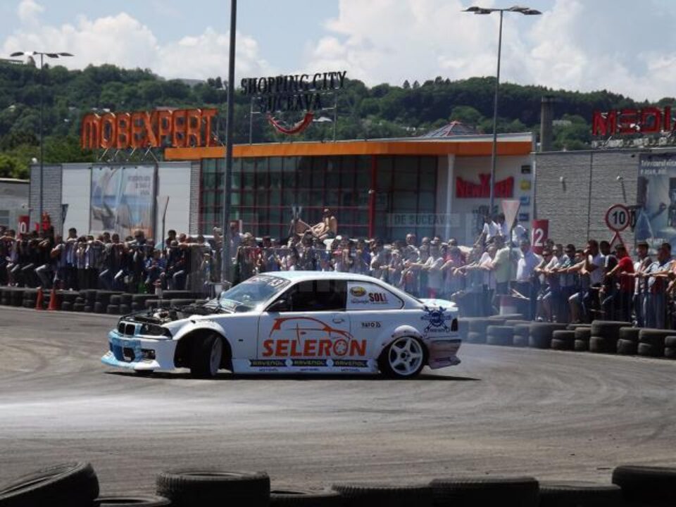 Sucevenii dornici de adrenalină pot admira astăzi măiestria piloților de drift