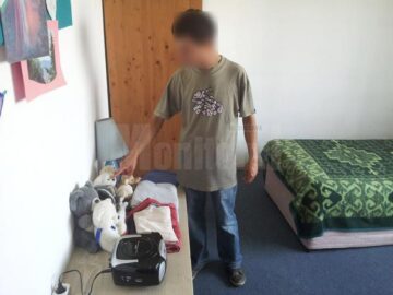 Dan ne arată camera lui, ca să vedem cât este de ordonat