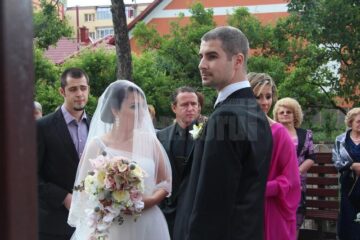Fostul antrenor al Stelei Laurențiu Reghecampf și soția acestuia, nași la Gura Humorului