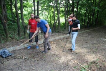 Acțiune de ecologizare la Siret, organizată de tinerii din PSD