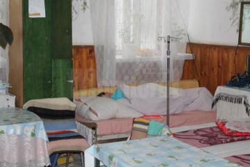 Aruncați în fostul orfelinat de la Siret de propriile familii, peste 100 de adulți-copii au învățat să trăiască