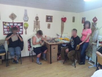 Aruncați în fostul orfelinat de la Siret de propriile familii, peste 100 de adulți-copii au învățat să trăiască