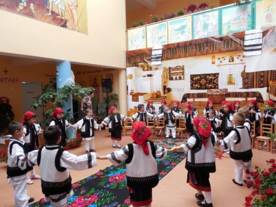 Șezătoarea copiilor de la Grădinița „Sfântul Ioan cel Nou“ din Suceava