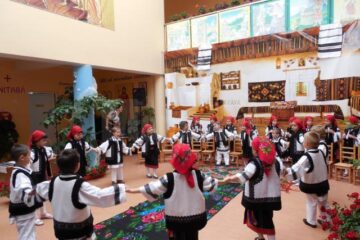Șezătoarea copiilor de la Grădinița „Sfântul Ioan cel Nou“ din Suceava