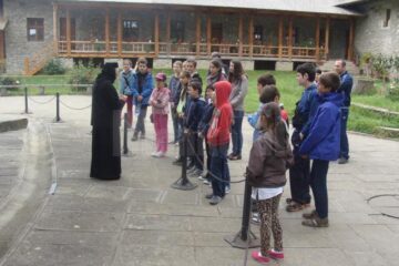 Excursie pe la mănăstirile din Bucovina pentru copiii dintr-o parohie suceveană