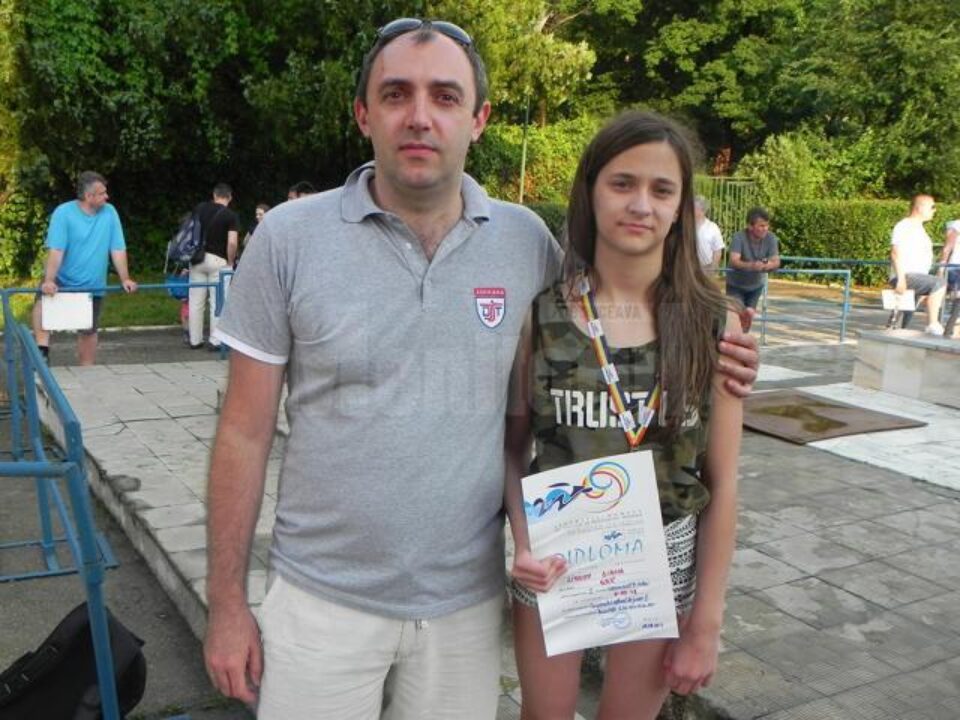 Antrenorul Cezar Moscaliuc, alături de performera delegației sucevene, Diana Lissov