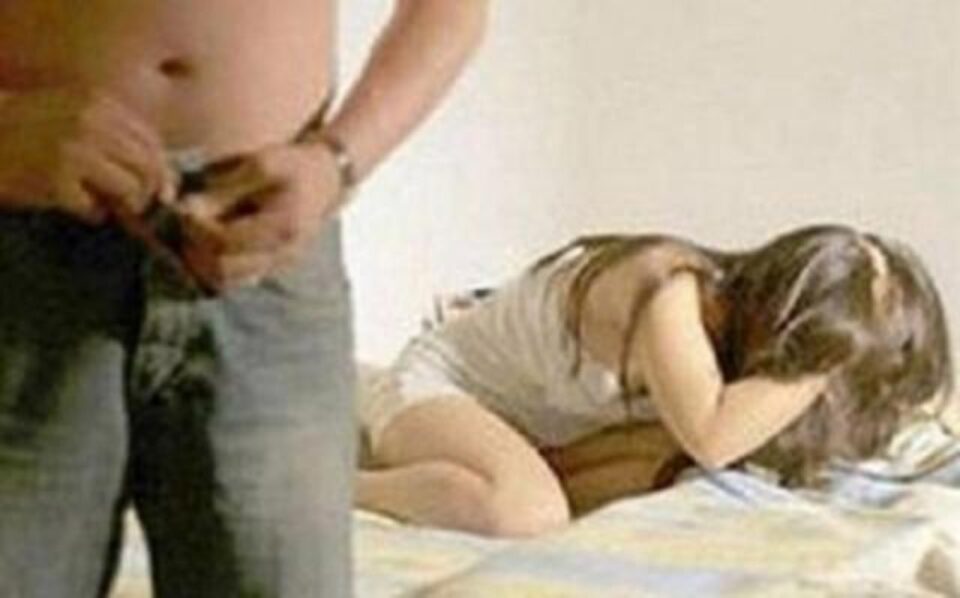 Una dintre victime a fost exploatată sexual luni în șir pe raza municipiului Rădăuți și obligată să facă sex pe bani. Foto:www.crime.md Una dintre victime a fost exploatată sexual luni în șir pe raza municipiului Rădăuți și obligată să facă sex pe bani. Foto:www.crime.md