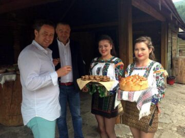 Soții Laurențiu Reghecampf și Ana Maria Prodan au fost tratați regește la pensiunea lui Filuță. Foto: FaceBook