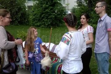 Turista din SUA își fotografiază fiica alături de obiecte tradiționale din satele bucovinene