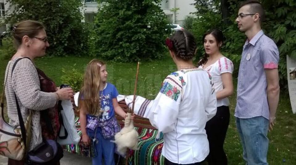 Turista din SUA își fotografiază fiica alături de obiecte tradiționale din satele bucovinene Turista din SUA își fotografiază fiica alături de obiecte tradiționale din satele bucovinene