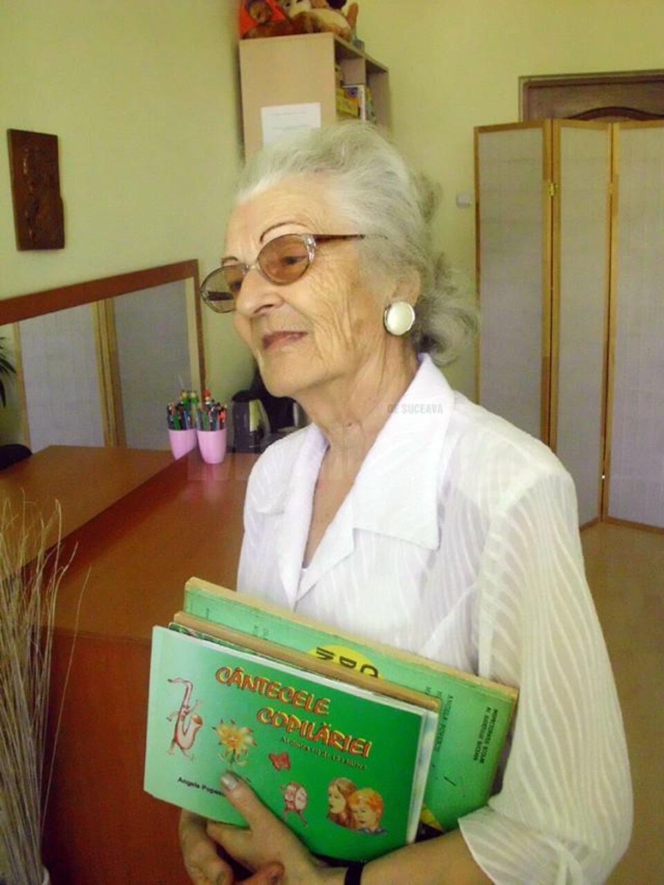 Angela Popescu a conceput primul material auxiliar destinat copiilor din clasele primare Angela Popescu a conceput primul material auxiliar destinat copiilor din clasele primare
