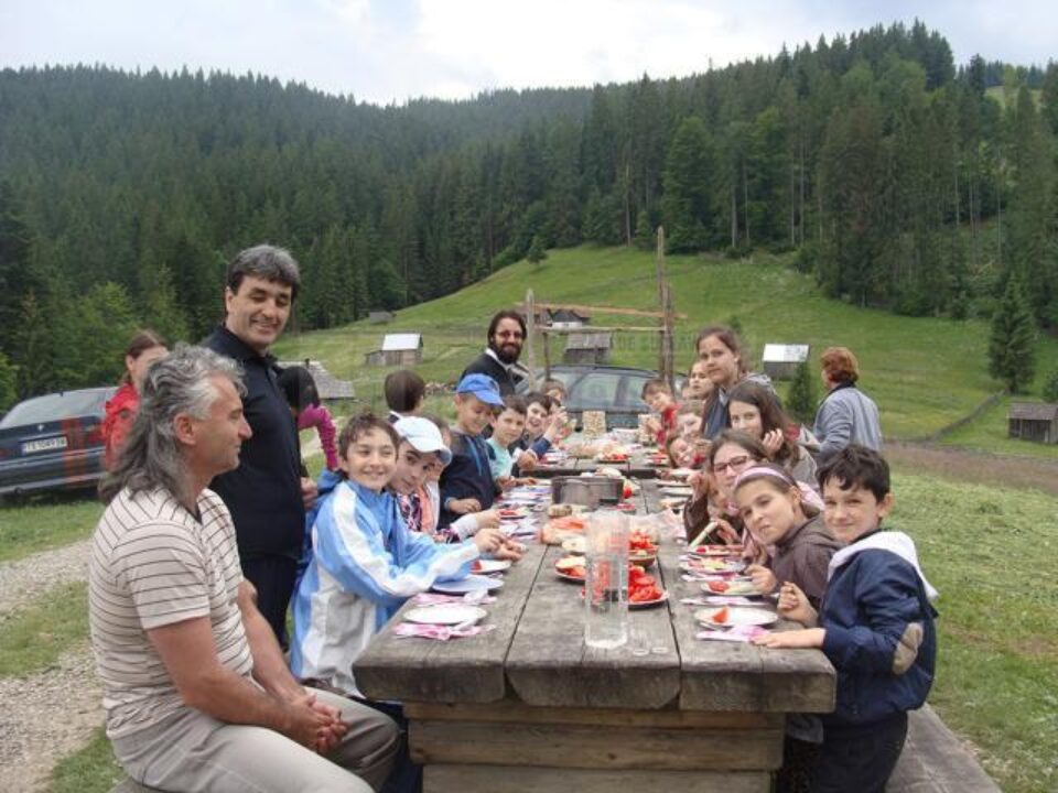 20 de copii care frecventează Biserica „Sfântul Dumitru” din Suceava, în excursie prin Bucovina