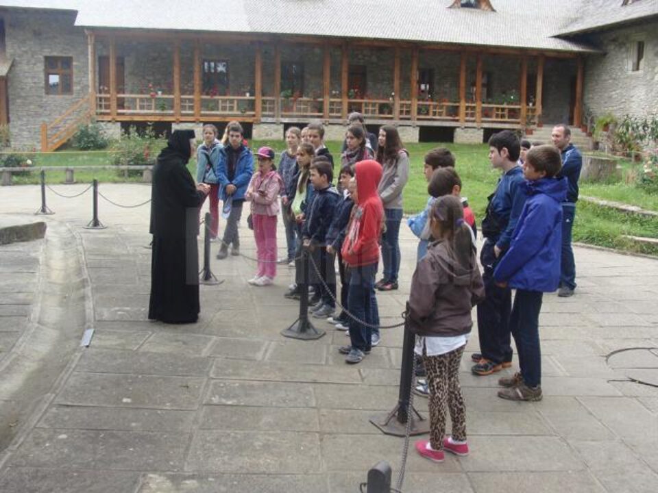 Grupul de copii de la Biserica „Sfântul Dumitru” din Suceava au fost în vizită la Mănăstirea Voroneț