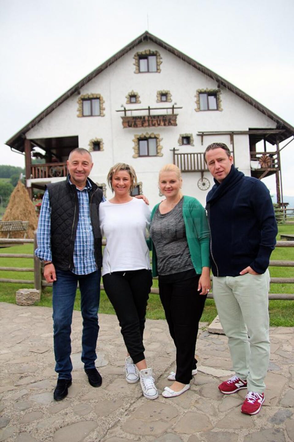 Laurențiu Reghecampf și soția sa, Ana Maria Prodan, au rămas impresionați de gazdele de la Mălini
