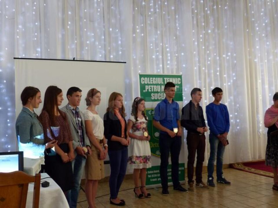 În prima parte a ceremoniei au fost premiați elevii care s-au întors cu distincții de la concursurile și olimpiadele naționale În prima parte a ceremoniei au fost premiați elevii care s-au întors cu distincții de la concursurile și olimpiadele naționale