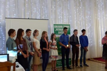 În prima parte a ceremoniei au fost premiați elevii care s-au întors cu distincții de la concursurile și olimpiadele naționale