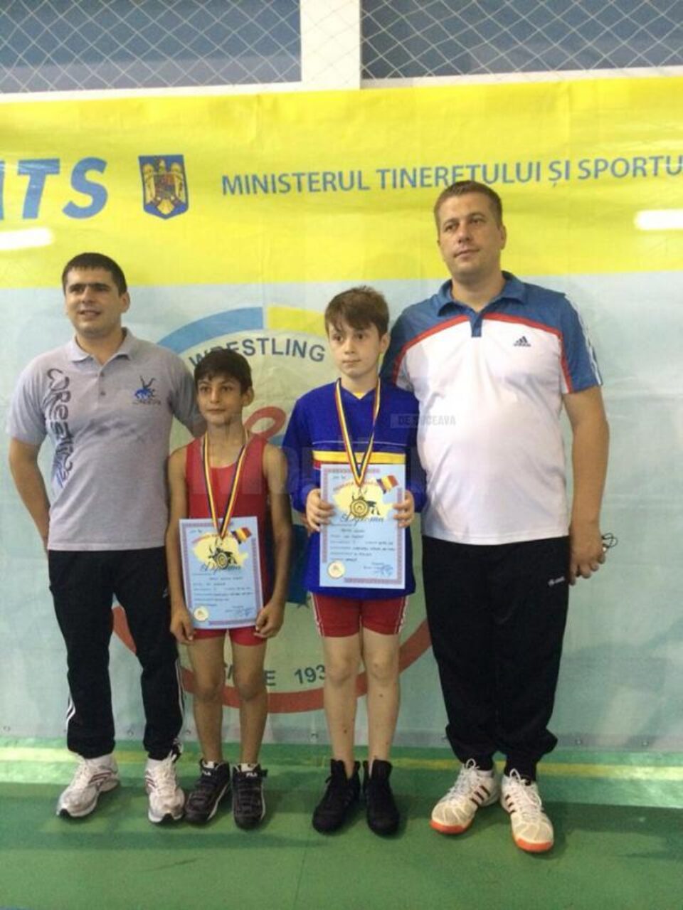 Cei doi luptători medaliați la naționale, Tristan Bănică (stânga) și Giovani Popovici (dreapta) alături de antrenorii Andrei Bolohan și Daniel Ciubotaru