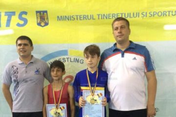 Cei doi luptători medaliați la naționale, Tristan Bănică (stânga) și Giovani Popovici (dreapta) alături de antrenorii Andrei Bolohan și Daniel Ciubotaru