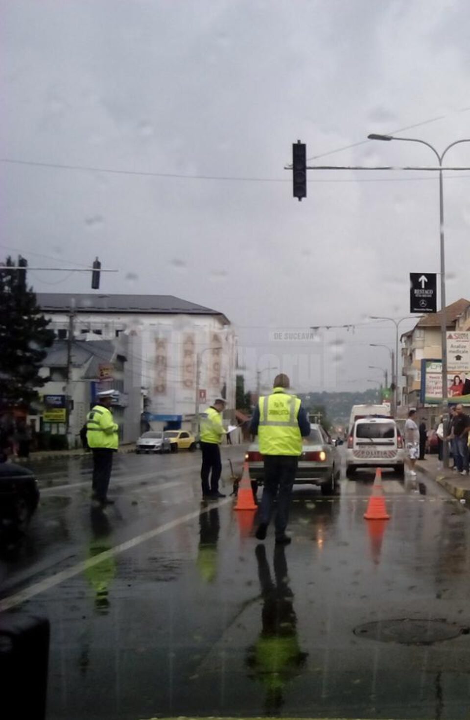 Din ancheta poliției rezultă că pietonul s-a angajat în traversare neregulamentar, pe culoarea roșie a semaforului electric Din ancheta poliției rezultă că pietonul s-a angajat în traversare neregulamentar, pe culoarea roșie a semaforului electric