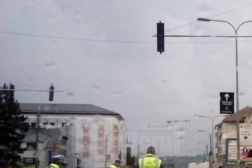 Din ancheta poliției rezultă că pietonul s-a angajat în traversare neregulamentar, pe culoarea roșie a semaforului electric