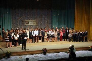 Premierea olimpicilor de la Școala „Miron Costin” din Suceava, pe scena Casei de Cultură