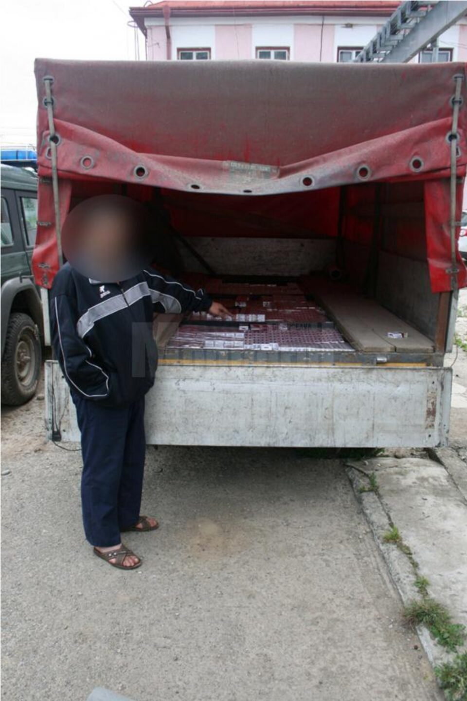 Țigări de contrabandă, în valoare de peste 122.000 de lei, descoperite în mașina unui hunedorean Țigări de contrabandă, în valoare de peste 122.000 de lei, descoperite în mașina unui hunedorean