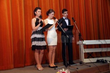 Premierea olimpicilor de la Școala „Miron Costin” din Suceava, pe scena Casei de Cultură