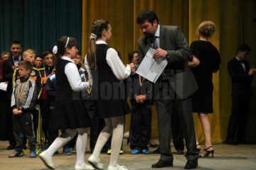 Premierea olimpicilor de la Școala „Miron Costin” din Suceava, pe scena Casei de Cultură