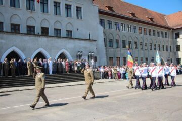 Defilarea elevilor Colegiului Militar prin fata invitaților