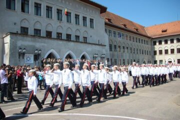 Defilarea elevilor Colegiului Militar prin fata invitaților
