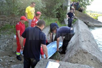 Pentru găsirea cadavrului copilului s-a apelat la echipajul specializat de scafandri al ISU Suceava