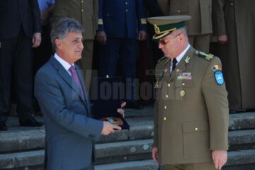 Comandantul colegiului, col. dr. Teofil Ispas, îi înmânează ministrului placheta cu însemnele heraldice ale școlii