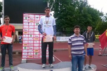 Andrei Gafița, campion al României în proba de 10 kilometri marș, alături de antrenorul său, Radu Mihalescu