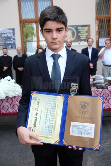 „Elevul ștefanist al anului”, Araujo Regado Goncalo, a primit o diplomă de excelență și o plachetă de onoare din partea conducerii colegiului