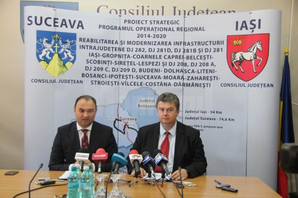 Cristian Adomniței și Cătălin Nechifor au semnat ieri, la Palatul Administrativ din Suceava, contractul de asociere între cele două administrații pentru dezvoltarea infrastructurii intrajudețene