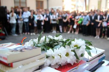 Cei mai valoroși elevi de la „Ștefan cel Mare” au primit diplome de excelență, plachete, flori, dar și premii în bani