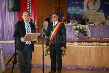 Academicianul Bogdan C. Simionescu a primit titlul de Cetățean de onoare