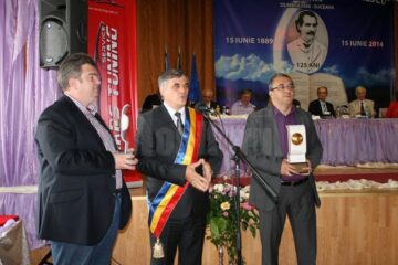 Prefectul județului Suceava, Florin Sinescu, și președintele Consiliului Județean Suceava, Cătălin Nechifor, au primit câte un trofeu de excelență