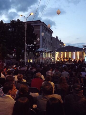 Mii de suceveni s-au bucurat de sunetul muzicii, la concertul simfonic din centrul Sucevei