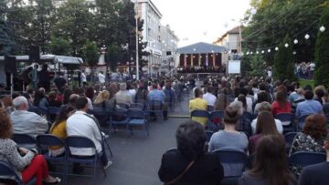 O porțiune a străzii Ștefan cel Mare, din fața Palatului Administrativ, a devenit, pentru o seară, „sala” de spectacol a unui concert de gală