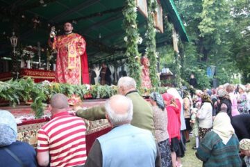 Sute de credincioși din toate colțurile țării au participat aseară în curtea Mănăstirii Sf. Ioan cel Nou de la Suceava, la slujba de priveghere