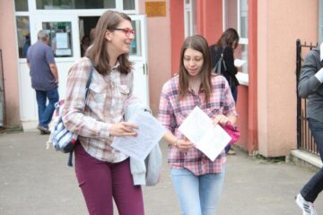 Tinerii au ieșit zâmbitori și încrezători din sălile de examinare