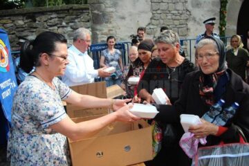5.000 de sarmale și sticle cu apă, oferite de primarul Ion Lungu pelerinilor veniți la hramul Sucevei