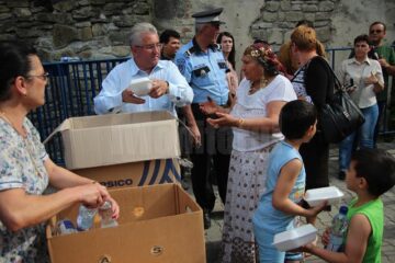 5.000 de sarmale și sticle cu apă, oferite de primarul Ion Lungu pelerinilor veniți la hramul Sucevei