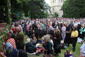 Sute de credincioși din toate colțurile țării au participat aseară în curtea Mănăstirii Sf. Ioan cel Nou de la Suceava, la slujba de priveghere