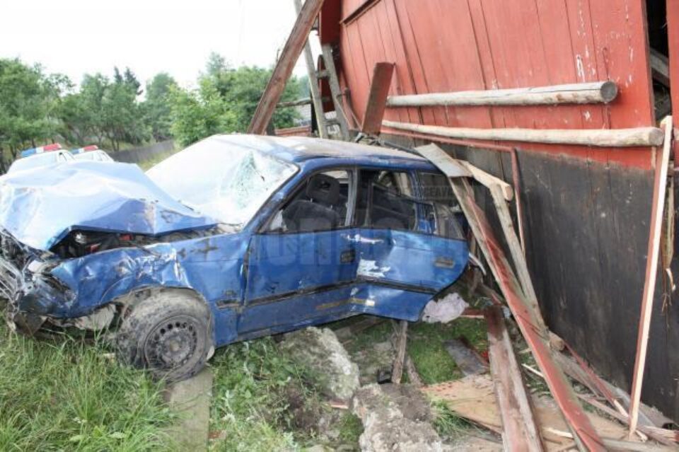 Șoferul de 17 ani s-a izbit violent cu mașina într-un gard